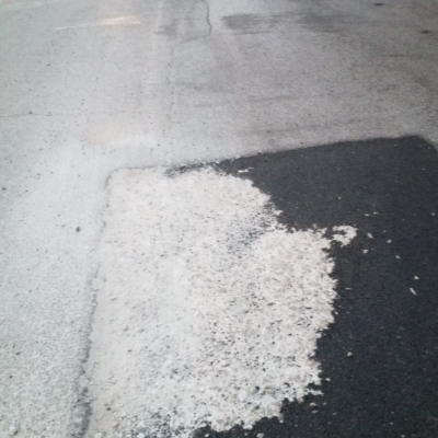 mezza buca d'asfalto